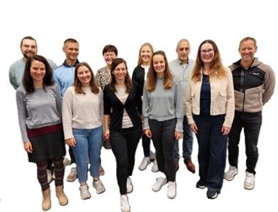 acht Lehrerinnen und Lehrer und fünf Schulsozialpädagogen, die als Moderatorinnen und Moderatoren fungieren, in einem Gruppenfoto