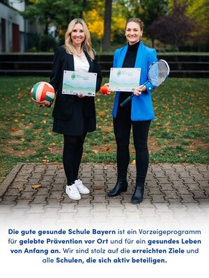 Staatsministerin Anna Stolz und Staatsministerin Judith Gerlach mit den Plaketten für Schulen, die fünfmal erfolgreich am Landesprogramm teilgenommen haben