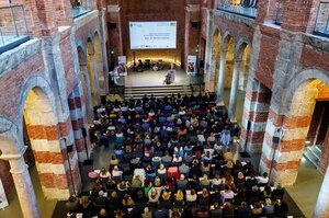 Blick auf das Plenum von oben. 